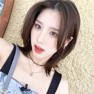 马戏院帐篷顶上的艺人